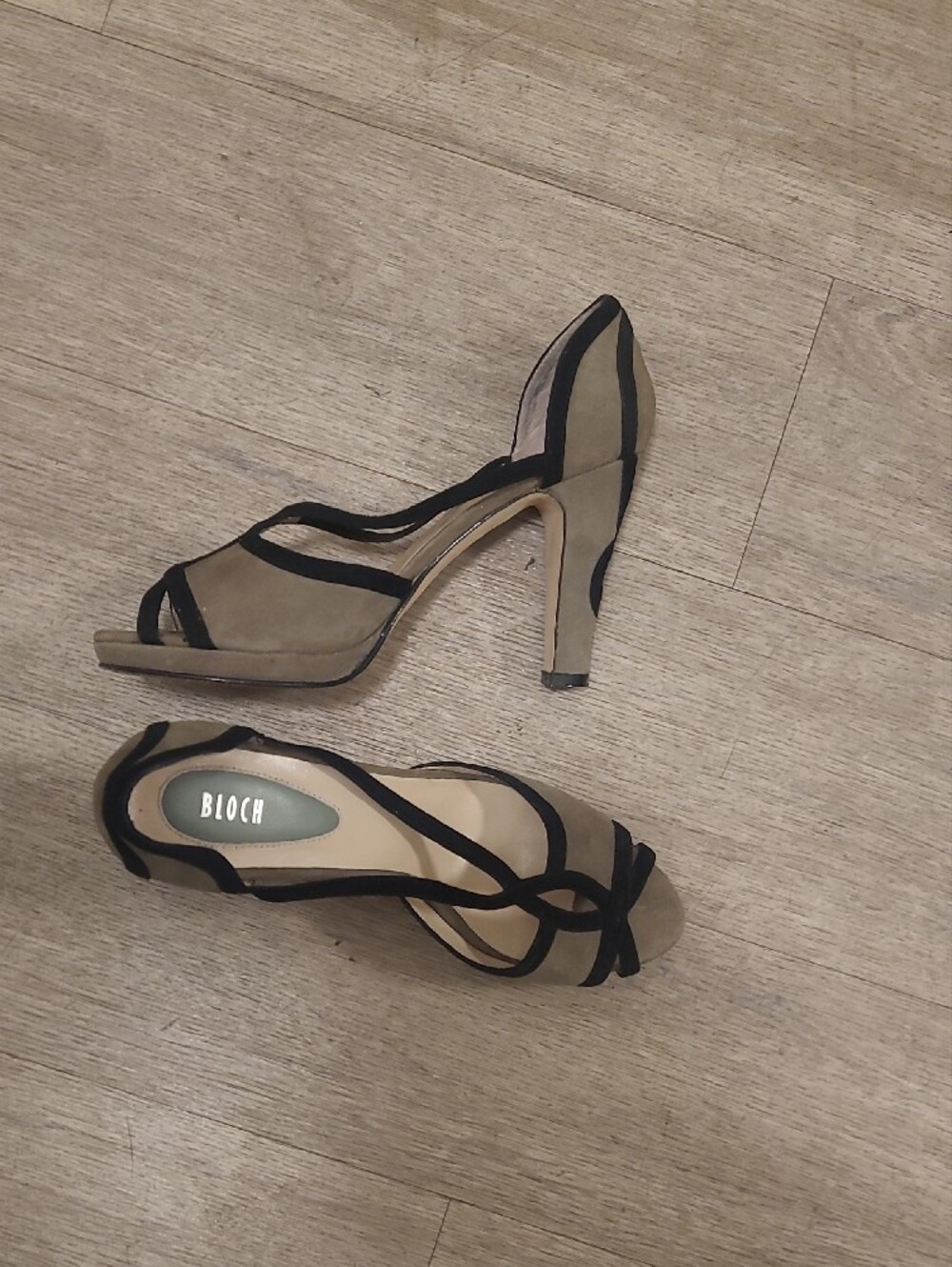 Bloch Beige Flats with Black Trim T-Strap Detail - Picture 5 of 6